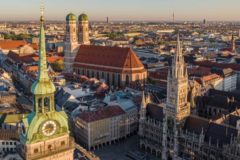 Marienplatz Frauenkirche Rathaus Alter Peter Morgensonne Redline 2687s