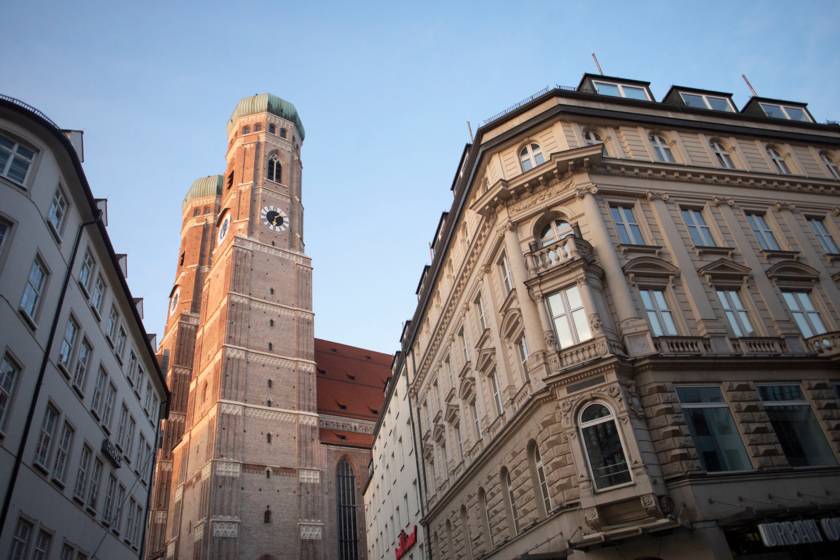 Die steilaufragenden Türme der Münchner Frauenkirche von der Kaufingerstraße aus fotografiert