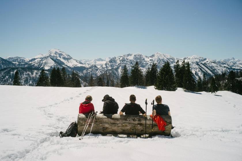 Menschen Schnee Bank