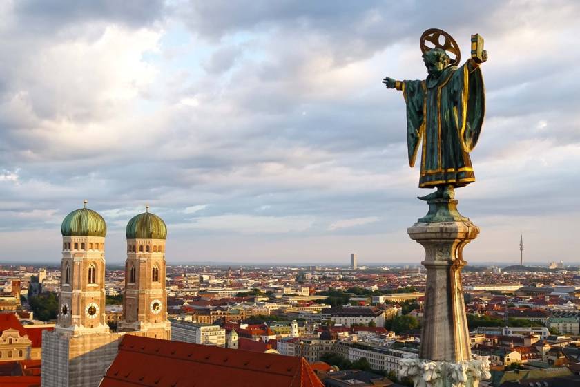 Münchner Kindl Drohne Frauenkirche Abendsonne RE0043