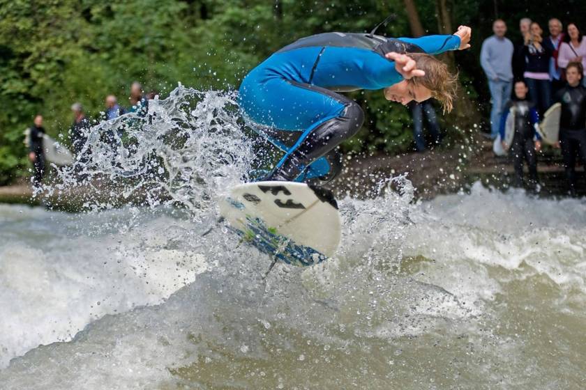 Surfer am Eisbach Sprung 1427