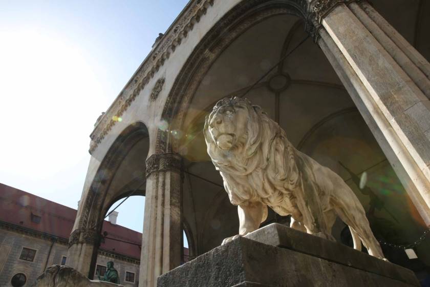 Feldherrnhalle mit Löwe 2118s