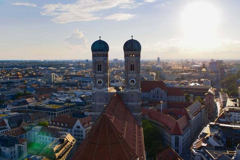 Frauenkirche Türme Drohne mit Sonne RE0017
