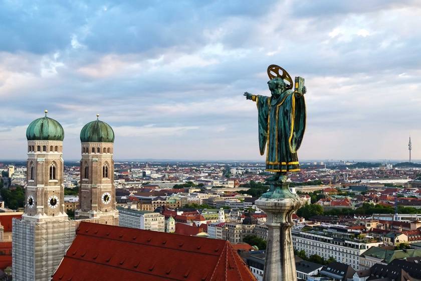 Münchner Kindl Drohne Türme Frauenkirche RE0041