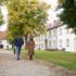Yard sale founder René Götz and a woman in a brown coat walk through Neuhausen in Munich.