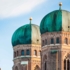 Les tours de la Frauenkirche de Munich photographiées du haut des airs.