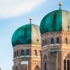 Wieże kościoła Frauenkirche w Monachium sfotografowane z góry.