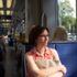 Una mujer con gafas va en un tranvía en Munich