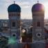 Le torri della Frauenkirche di Monaco fotografate con il drone in controluce