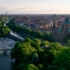 Il fiume Isar a Monaco di Baviera con il Praterinsel in primo piano fotografato dall'alto con un drone