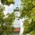 El campanario de la iglesia de San Jorge del distrito de Bogenhausen bordea entre árboles