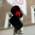 Pequeñas mujeres rojas del tráfico fotografiadas en el Glockenbachviertel de Múnich