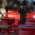 Tavoli e sedie rossi di un caffè sul marciapiede nel quartiere di Schwabing a Monaco