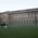 Devant l'Alte Pinakothek à Munich, des gens sont assis sur la pelouse