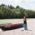 La donna sta con la canoa sulla spiaggia dell'Isar.