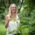 The wild herb guide Caroline Deiß explains a plant during a wild herb hike in the Isarauaen