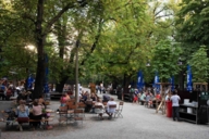 La birreria Augustiner Keller con molti visitatori.