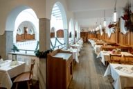 Vista sulla camera degli ospiti al primo piano del ristorante Donisl di Monaco di Baviera.