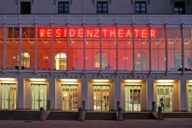 Le soir, le Residenztheater de Munich est illuminé.