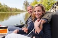 Una pareja está sentada en una góndola en el canal del Palacio de Nymphenburg.