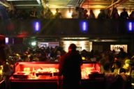 Célébrer les gens dans le club du Muffatwerk à Munich, au premier plan le DJ.