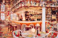 The Italian restaurant Giorgia Trattoria in Munich is designed in a vintage style with lots of flowers.