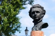 The bust of King Ludwig II at the Corneliusbrücke in Munich.