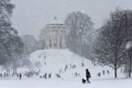 I Monopteros nel giardino inglese di Monaco di Baviera con la neve in inverno.