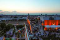 View of the Hoch 5 roof terrace and the Munich skyline in the evening.