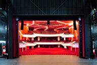 Il palco e la sala del Deutsches Theater di Monaco di Baviera fotografati dal retropalco.