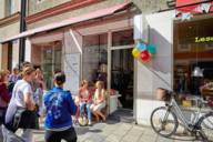 Eine Gruppe von Green Fashion Tours steht auf einem Bürgersteig vor dem Capricorn Store in München.