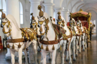 Voiture historique tirée par huit chevaux blancs au Malheureusement de Munich