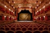 Vista sulla sala vuota del Cuvilliés-Theater di Monaco di Baviera.
