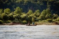 Hombre y mujer en canoa en el Isar.