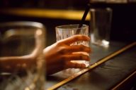 Un bicchiere da cocktail tenuto in una mano.