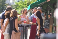 A group on a tasting tour at the Viktualienmarkt in Munich