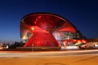 Il BMW World di Monaco di Baviera si illumina di rosso di notte.