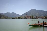 Una barca e la chiesa di Rottach-Egern sul lago Tegern vicino a Monaco di Baviera