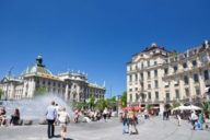 La fuente en Karlsplatz/Stachus en Munich.