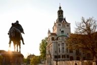 La statua equestre di fronte al Museo Nazionale Bavarese a Monaco di Baviera la sera presto.