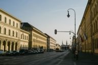 La calle Ludwigstraße bajo el sol de la tarde en Múnich