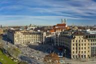 Vista panorámica de Karlsplatz / Stachus en Múnich con la Frauenkirche al fondo fotografiada desde el aire.