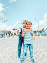 Two children eating sweets at Königsplatz in summer.