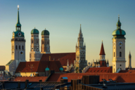 Alter Peter, Frauenkirche i Neues Rathaus: panorama Monachium w wieczornym świetle.