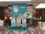 Upon arrival at the Westin Grand Hotel, the music group "Happy Bavarians" welcomes the guests.