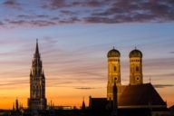 Panorama de la Frauenkirche con la torre del Nuevo Ayuntamiento de Munich
