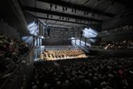 Blick auf die Bühne eines Konzertsaals während eines Konzerts.
