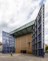 The wide open Herz-Jesu-Kirche in Neuhausen