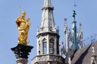 La statue de Notre Dame sur la Mariensäule de la Marienplatz à Munich, en arrière-plan la Nouvelle Mairie.