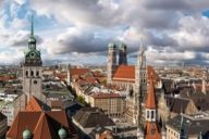 Panorama centrum miasta w Monachium z Altes Peter, Neues Rathaus i Frauenkirche.